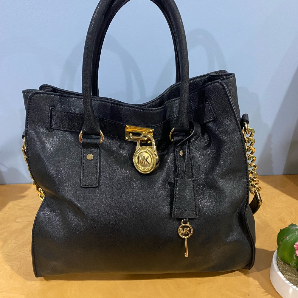 Michael Kors Hamilton MK black leather handbag shoulder bag gold chain detail - Picture 2 of 2